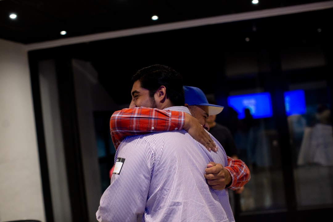 Photo Embracing friends